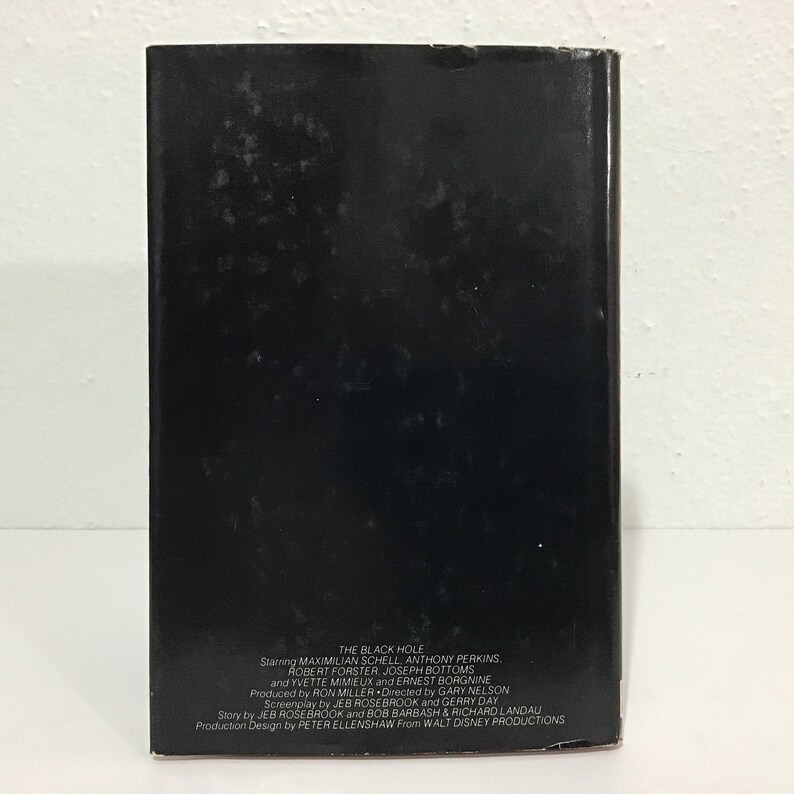 Op de afbeelding: Een set van drie keramische vazen in verschillende maten. De vazen hebben een matte afwerking in cr&egrave;me, beige en bruine tinten. De hoogste vaas is ongeveer 25 cm hoog.