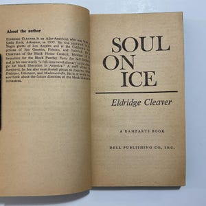 Puede incluir: Las p&aacute;ginas abiertas del libro Soul on Ice de Eldridge Cleaver, publicado por Dell Publishing Co., Inc. La p&aacute;gina izquierda presenta una secci&oacute;n sobre el autor, mientras que la p&aacute;gina derecha muestra el t&iacute;tulo, el nombre y la editorial en negro.