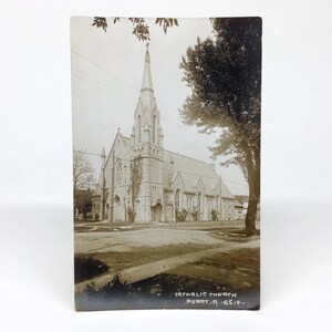 rppc - Église catholique St. Patrick, Perry, Iowa - c.1904-1918 Real Photo Carte postale Sépia, photographie d’architecture du Midwest