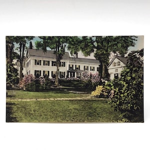Haus von Mary Ellen Case in Bluehill, Maine - Vintage c.1930er Jahre handkolorierte Alberttype ungepostete Postkarte, Cottagecore Dekor, Gartenfoto
