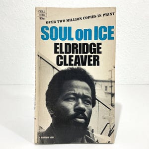 Puede incluir: Un libro de bolsillo vintage titulado Soul on Ice de Eldridge Cleaver, publicado por Dell. La portada presenta un retrato en blanco y negro de un hombre, con el texto Over Two Million Copies in Print y el precio 95c impresos en la parte superior.