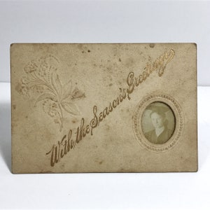 Tarjeta fotográfica de Navidad victoriana en relieve - Foto sepia vintage original de 1900 - Saludos de temporada, Imagen de graduación, Roanoke Virginia
