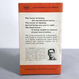 K&ouml;nnte beinhalten: Ein wei&szlig;er Buchumschlag mit rotem und schwarzem Text. Der Buchtitel lautet "Black City" und der Autor ist M. F. Caulfield. Der Klappentext enth&auml;lt eine Beschreibung des Buches und eine Biografie des Autors. Das Buch wird von der New American Library herausgegeben.