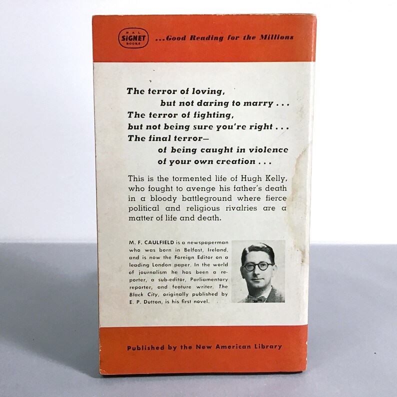 K&ouml;nnte beinhalten: Ein wei&szlig;er Buchumschlag mit rotem und schwarzem Text. Der Buchtitel lautet "Black City" und der Autor ist M. F. Caulfield. Der Klappentext enth&auml;lt eine Beschreibung des Buches und eine Biografie des Autors. Das Buch wird von der New American Library herausgegeben.