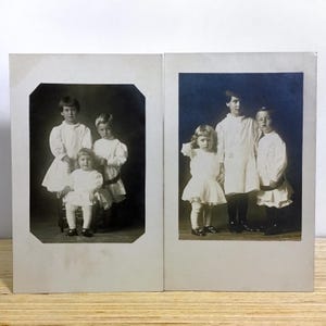 Paar antike reale Fotopostkarten - 3 Edwardian Kinder, Geschwister - formelle und informelle Fotos von Kindern, geschlechtsneutrale Kleidung, 1910 RPPCs