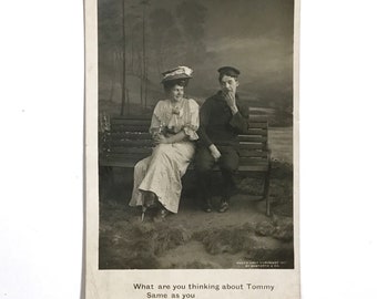 Carte postale antique coquette avec photo réelle - couple édouardien - amoureux amoureux amoureux vintage, clin d'oeil timide au lecteur d'esprit, 1907 RPPC
