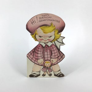 Vintage die geschnittene alles Gute zum Geburtstag Grußkarte - blondes Mädchen in rosa Mantel und Hut mit Puppe im passenden Outfit, Geburtstagskarte für Enkelin