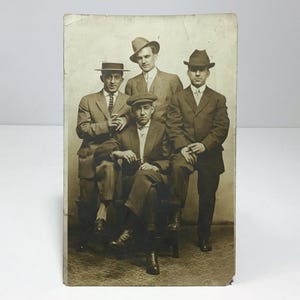 RPPC original des années 1900 - 4 hommes avec des cigares - vraie carte postale sépia photo, Fort Wayne Indiana, photographie de gangsters, mode des années 1900