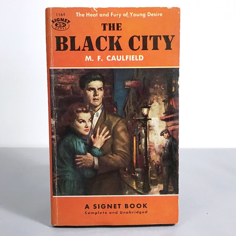 K&ouml;nnte beinhalten: Das Cover eines Taschenbuchs mit dem Titel "The Black City" von M. F. Caulfield. Das Cover zeigt ein Gem&auml;lde eines Paares in einer dunklen Stadtstra&szlig;e. Das Buch ist ein Signet Book und ist vollst&auml;ndig und ungek&uuml;rzt.