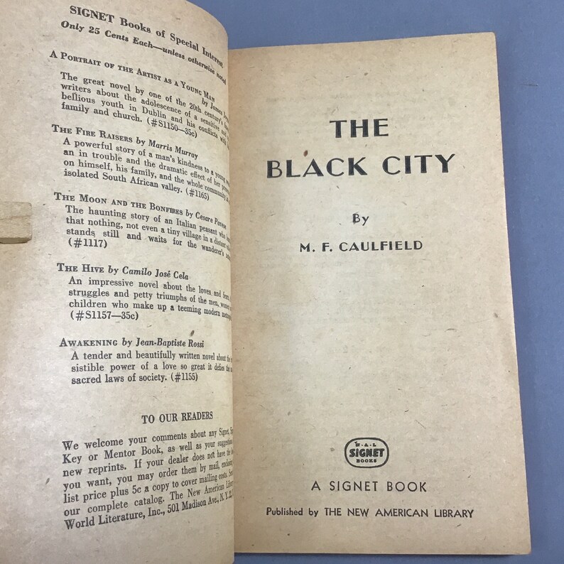 K&ouml;nnte beinhalten: Ein Vintage-Taschenbuchcover mit einem Schwarzwei&szlig;-Design. Der Titel lautet "The Black City" von M.F. Caulfield. Das Buch ist ein Signet Book, herausgegeben von The New American Library.