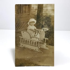 RPPC original des années 1900 - enfant sur un traîneau à cheval à bascule - vraie carte postale sépia Photo, jolie photo de jouet d'enfance nostalgique, décor de chambre d'enfant antique