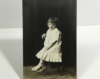Vintage RPPC - Niña sentada - c.1910s H.R. Trachtenberg, Chicago Vintage Real Photo Postcard - Charming Studio Kids Portrait