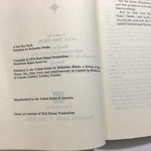 Op de afbeelding: Open boekpagina's met tekst uit een Del Rey Book uitgegeven door Ballantine Books. Copyright 1979 Walt Disney Productions. De tekst bevat publicatie-informatie en een korte paragraaf over de inhoud van het boek.