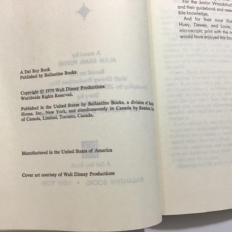 Op de afbeelding: Open boekpagina's met tekst uit een Del Rey Book uitgegeven door Ballantine Books. Copyright 1979 Walt Disney Productions. De tekst bevat publicatie-informatie en een korte paragraaf over de inhoud van het boek.