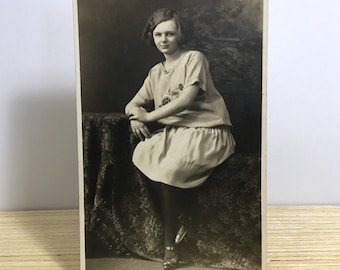 Adolescente de los años 20 con una sonrisa sutil - Postal fotográfica real sepia sin usar, Estudio de Chicago - Flapper, peinado Bob Cut, Era del Jazz, Locos años veinte