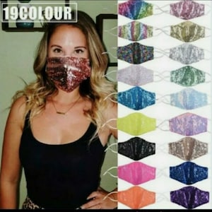 Puede incluir: 19 mascarillas de lentejuelas de colores. Las mascarillas son de varios colores, incluyendo rosa, azul, verde, morado y naranja. Las mascarillas están hechas de lentejuelas y tienen un acabado brillante. El texto "Glitterlicious" está en la parte inferior de la imagen.
