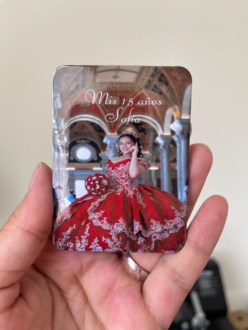 Puede incluir: Impresi&oacute;n fotogr&aacute;fica rectangular de una joven con un vestido de baile rojo con detalles de encaje blanco. La impresi&oacute;n incluye el texto "Mis 15 a&ntilde;os Sofia", conmemorando una celebraci&oacute;n de quincea&ntilde;era.