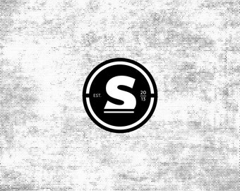 Könnte beinhalten: Schwarzweißes Logo mit einem stilisierten Buchstaben "S" in einem Kreis. Der Kreis hat den Text "EST. 2013" darum herum.