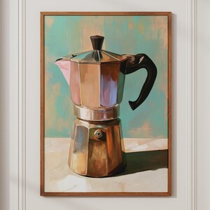 Puede incluir: Un cuadro enmarcado de una cafetera italiana metálica con asa y pomo de tapa negros. La cafetera presenta superficies reflectantes en tonos bronce, oro y plata, sobre un fondo de color turquesa texturizado con una superficie clara.