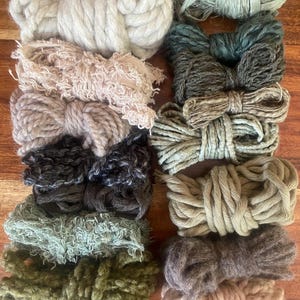 Könnte beinhalten: Eine Auswahl an Garnen in verschiedenen Grün-, Beige- und Brauntönen. Das Garn ist in ordentlichen Reihen angeordnet und zeigt verschiedene Texturen und Stärken, von dicken, klobigen Strängen bis hin zu zarten, gefransten Bändern. Ideal für Bastel- und Textilprojekte.