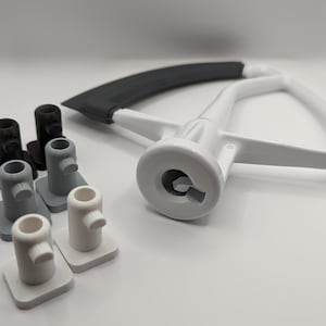 Könnte beinhalten: Ein weißer Standmixer-Aufsatz mit einem schwarzen Gummigriff. Der Aufsatz ist zum Kneten von Teig gedacht. Das Bild zeigt auch vier verschiedene farbige Ersatzaufsätze für den Standmixer.