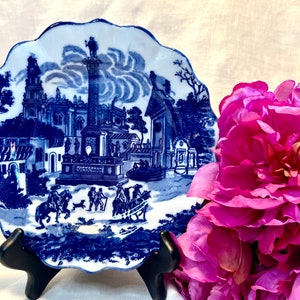 Piatto in ceramica transfer Victoria Ware Ironstone Blue Flow con scena di città del Messico, antico del 1800
