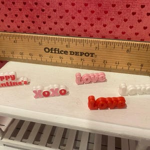 Platos miniatura de San Valentín, juego de té Camp Cherry Cola y accesorios, arte, pancarta, ramos de flores, cupcakes, arte con palabras, respaldos para sillas, escala 1:12 imagen 10