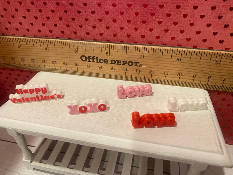 Platos miniatura de San Valentín, juego de té Camp Cherry Cola y accesorios, arte, pancarta, ramos de flores, cupcakes, arte con palabras, respaldos para sillas, escala 1:12 imagen 10