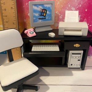Miniatur 90er Jahre Puppenhaus Zubehör, 1:12, Decor, DVD's, Kamera, Bücher, Zeitschriften, Ordner, CD's, Poster, Möbel, Computer, Pinnwand Desk & Computer Set