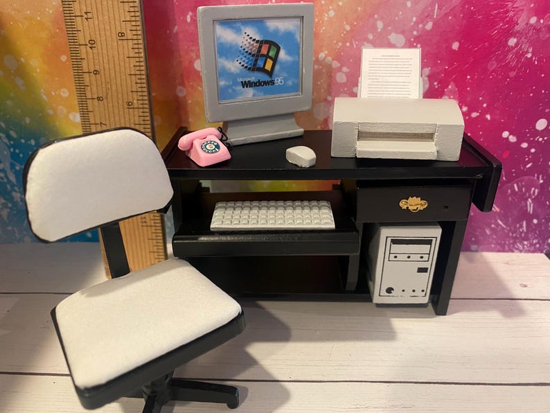Miniatur 90er Jahre Puppenhaus Zubehör, 1:12, Decor, DVD's, Kamera, Bücher, Zeitschriften, Ordner, CD's, Poster, Möbel, Computer, Pinnwand Desk & Computer Set