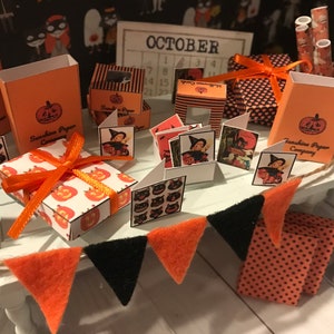 Puede incluir: Un kit de manualidades en miniatura con tem&aacute;tica de Halloween con art&iacute;culos de papel naranja y negro. El kit incluye cajas, tarjetas y papel de regalo con dise&ntilde;os de calabazas y gatos. El kit tambi&eacute;n incluye un calendario con la palabra "OCTUBRE" impresa en &eacute;l.