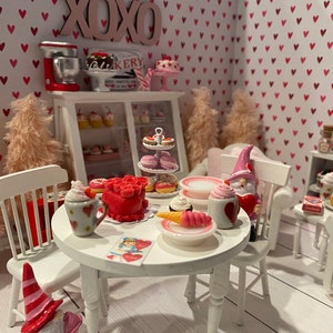 Miniature Sweetheart Bakery and Cafe, boutique de bonbons et de cartes postales pour maison de poupée, gâteaux de la Saint-Valentin à l'échelle 1:12, cacao chaud, cupcakes, biscuits, bonbon, gomme à mâcher, cartes