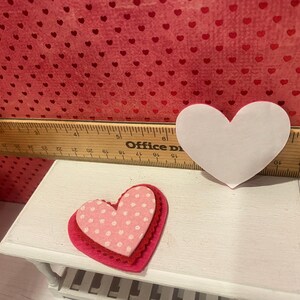 Platos miniatura de San Valentín, juego de té Camp Cherry Cola y accesorios, arte, pancarta, ramos de flores, cupcakes, arte con palabras, respaldos para sillas, escala 1:12 Chair Backer-2