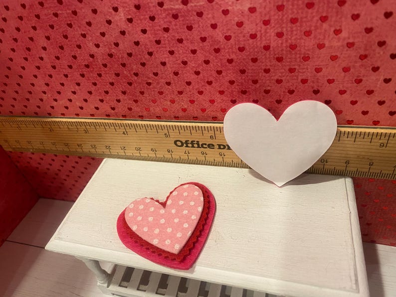 Platos miniatura de San Valentín, juego de té Camp Cherry Cola y accesorios, arte, pancarta, ramos de flores, cupcakes, arte con palabras, respaldos para sillas, escala 1:12 Chair Backer-2
