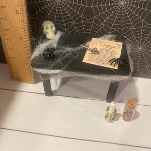Mesa de hechizos en miniatura y accesorios, estilo gótico para casa de muñecas, accesorios de boticario, escala 1:12 Table w/Accessories