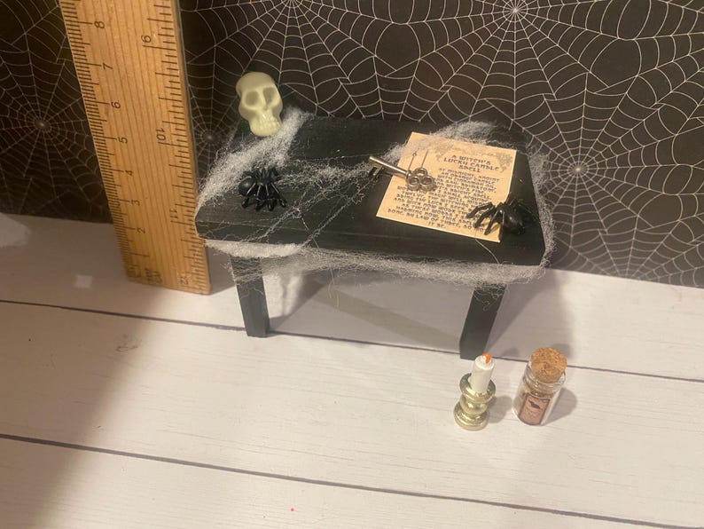Mesa de hechizos en miniatura y accesorios, estilo gótico para casa de muñecas, accesorios de boticario, escala 1:12 Table w/Accessories