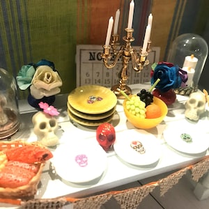 Miniatuur Dia de los Muertos Alter Items, poppenhuis Calacas, Calaveras, Pan de Muerto, kaarsen, foto's, bloemen, schedels, bloemen, schedels, 1:12