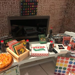 Caja de consola de juegos en miniatura, cartuchos, televisor de casa de muñecas, juegos, pizza, escala 1:12, cajas de juguetes en miniatura, juguetes en miniatura para niños de los 80