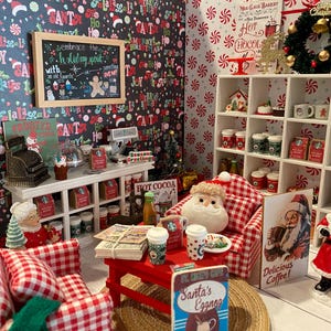 Pode incluir: Uma loja de caf&eacute; em miniatura com tema natalino com m&oacute;veis xadrez vermelhos e brancos, uma placa de giz que diz "embrace the holiday spirit" e uma variedade de bebidas e guloseimas com tema natalino.