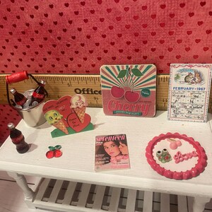 Platos miniatura de San Valentín, juego de té Camp Cherry Cola y accesorios, arte, pancarta, ramos de flores, cupcakes, arte con palabras, respaldos para sillas, escala 1:12 imagen 12