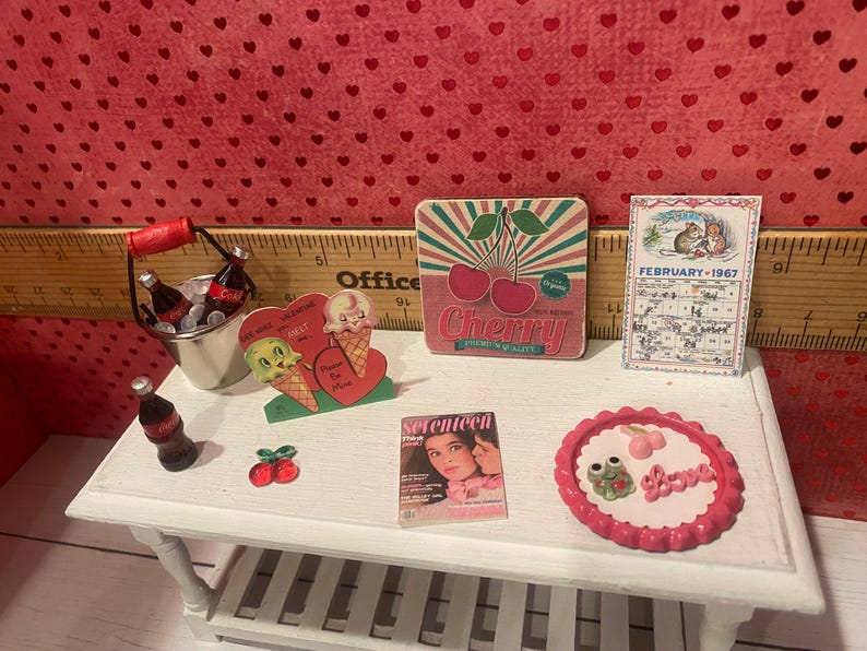Platos miniatura de San Valentín, juego de té Camp Cherry Cola y accesorios, arte, pancarta, ramos de flores, cupcakes, arte con palabras, respaldos para sillas, escala 1:12 imagen 12