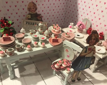 Juego de té en miniatura para casa de muñecas de San Valentín, platos, jarrones, cupcakes, decoraciones en miniatura de San Valentín, platos con forma de corazón, escala 1:12
