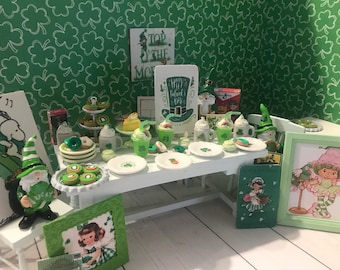 Decoración irlandesa en miniatura para casa de muñecas con motivo del Día de San Patricio, escala 1:12.