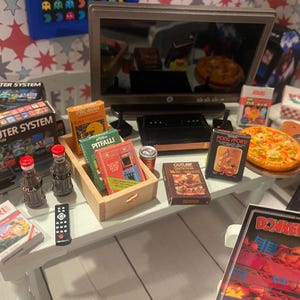 Set di console di gioco in miniatura, scatole di giochi, TV per casa delle bambole, gioco arcade, scala 1:12, giocattoli in miniatura degli anni '80, pizza, bibite, arte, poster e pubblicità