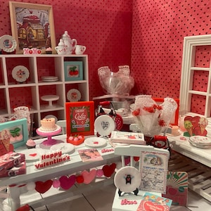Platos miniatura de San Valentín, juego de té Camp Cherry Cola y accesorios, arte, pancarta, ramos de flores, cupcakes, arte con palabras, respaldos para sillas, escala 1:12 imagen 1