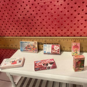 Platos miniatura de San Valentín, juego de té Camp Cherry Cola y accesorios, arte, pancarta, ramos de flores, cupcakes, arte con palabras, respaldos para sillas, escala 1:12 imagen 13