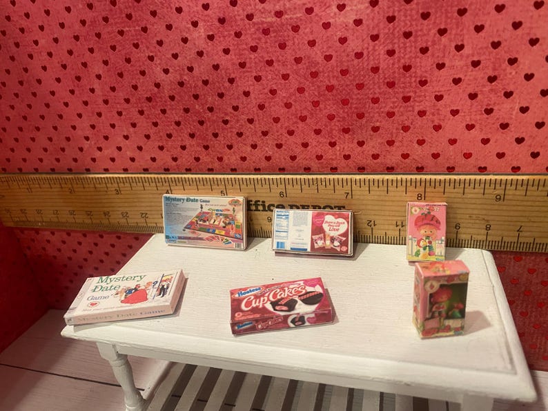 Platos miniatura de San Valentín, juego de té Camp Cherry Cola y accesorios, arte, pancarta, ramos de flores, cupcakes, arte con palabras, respaldos para sillas, escala 1:12 imagen 13
