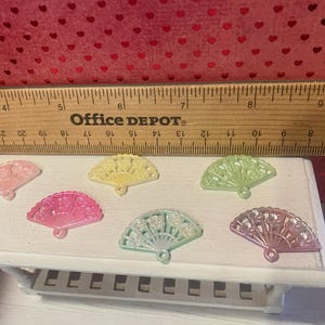 Platos miniatura de San Valentín, juego de té Camp Cherry Cola y accesorios, arte, pancarta, ramos de flores, cupcakes, arte con palabras, respaldos para sillas, escala 1:12 1 Fan ANY Color