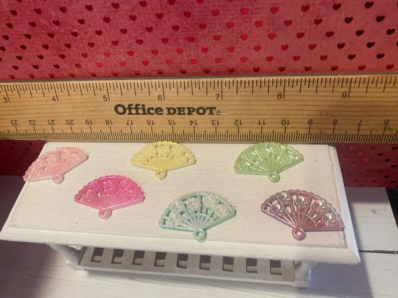 Platos miniatura de San Valentín, juego de té Camp Cherry Cola y accesorios, arte, pancarta, ramos de flores, cupcakes, arte con palabras, respaldos para sillas, escala 1:12 1 Fan ANY Color