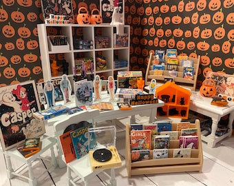 Miniatura de juguetería y librería encantada, juegos de casa de muñecas de Halloween, libros, DVDs, álbumes, escala 1:12, casa de muñecas espeluznante, robots, muñecas de papel.